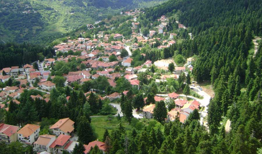 Το όμορφο χωριό της Ελάτης γύρω απο το πυκνό δάσος